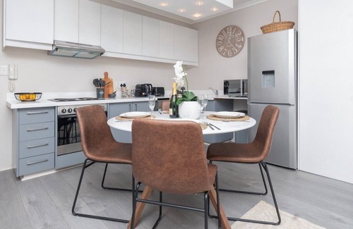 Mouille Point Apartment | Seaside Studio in Mouille Point