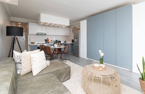 Mouille Point Apartment | Seaside Studio in Mouille Point