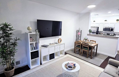 Belltown Condo | Seattle's Heart in Belltown/4guest/Space Neddle view