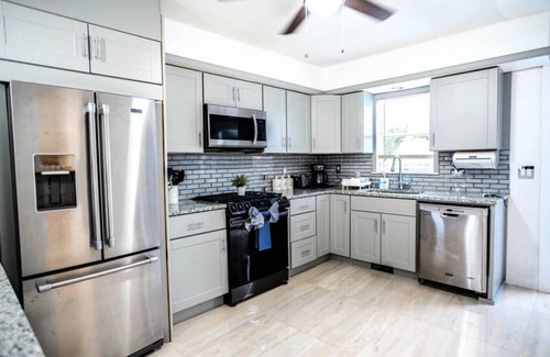 East End House | Seaview Ave House-4BR/8PPL Retreat