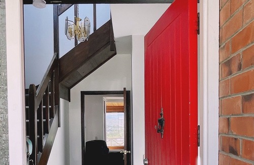 Wellington House | seaview, big, 10 mins to airport