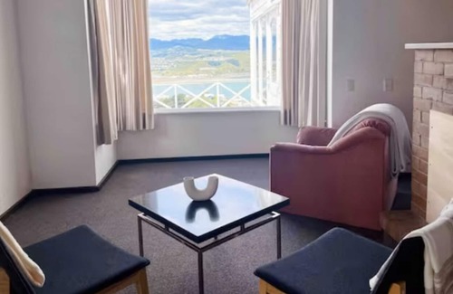 Wellington House | seaview, big, 10 mins to airport