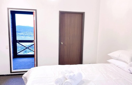 Wellington House | seaview, big, 10 mins to airport