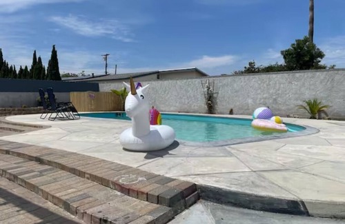 North Clairemont House | Seaworld & SD Zoo ~15 Min - Pool/BBQ/Game Room!