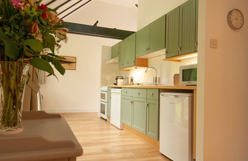 Bottlesford Cottage | Secluded rural cottage with private garden, 15 mins to pub and cafe