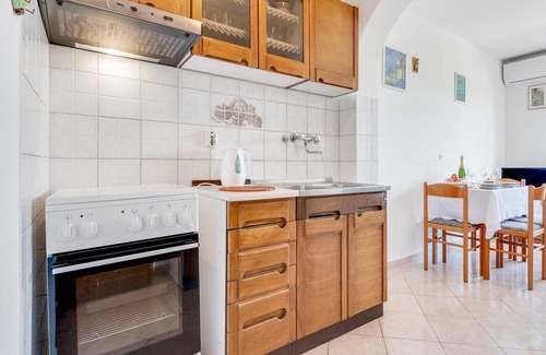 Kukci Apartment | Secluded Apartment in Poreč with Garden