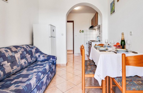 Kukci Apartment | Secluded Apartment in Poreč with Garden