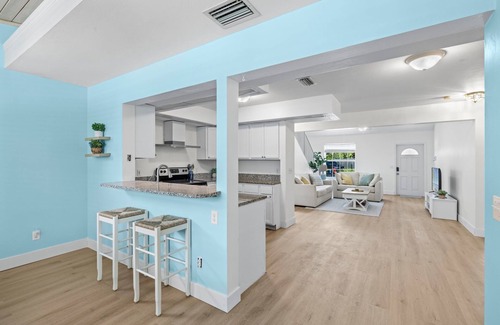 San Carlos Park House | Secluded Backyard w/Pool & HotTub. Sleeps up to 10. Centrally located. 3bed2b