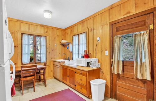 Green Mountain Falls Cabin | Secluded Cabin, Located Close To All The Pikes Peak Area Attraction