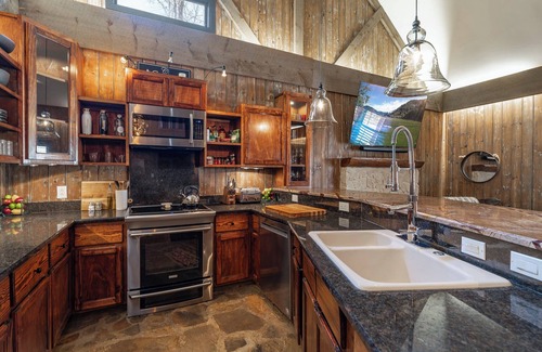 Ashley Oaks Cabin | Secluded Cabin in the Woods Close to It All