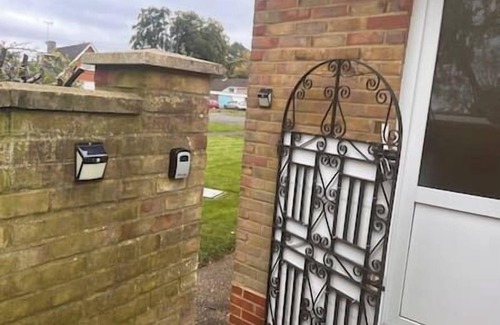 Camberley Apartment | Secluded Cosy Annex with free parking. Sleeps 4