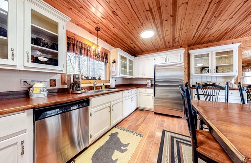 Wiley Cabin | Secluded dog-friendly cabin with WiFi, gas fireplace, & a furnished deck