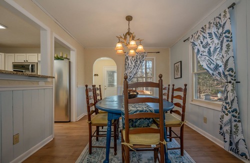 Bat Cave House | SECLUDED HOME WITH MOUNTAIN VIEWS PRIVACY - NOW WITH STARLINK