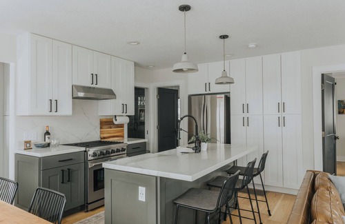 Cascade-Chipita Park House | Secluded Luxury Cabin w/Hot Tub, Hiking & Hammocks