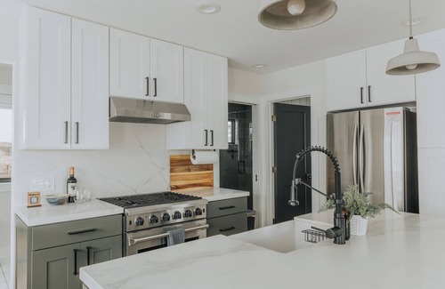 Cascade-Chipita Park House | Secluded Luxury Cabin w/Hot Tub, Hiking & Hammocks