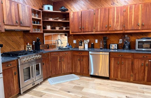 South Bloomingville Cabin | Secluded, Luxuriously Remodeled, Gaming, Hot Tub!