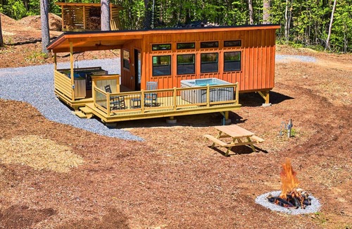 Oxford Cabin | Secluded Modern Cabin Surrounded by Trees