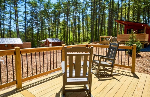 Oxford Cabin | Secluded Modern Cabin Surrounded by Trees