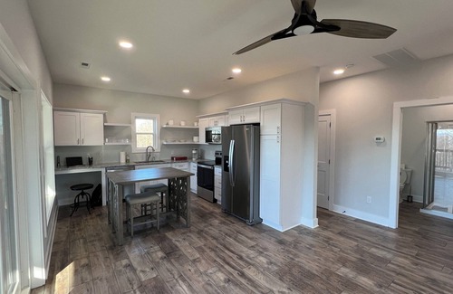 Byrdstown Cottage | Secluded New Cottage, Minutes From Sunset Marina Overlooking Pendergrass Creek