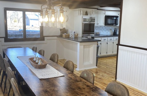 Cassville House | Secluded on a 6 acre ridge! 1 mile from Roaring River. Quiet and serene