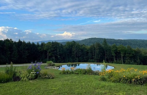 South Londonderry House | Secluded Retreat Private Pond & Chef's Kitchen