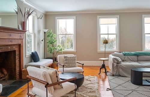 South Londonderry House | Secluded Retreat Private Pond & Chef's Kitchen