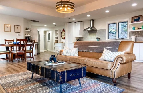 Rogers House | Secluded & Romantic Beaver Lake Cottage Retreat