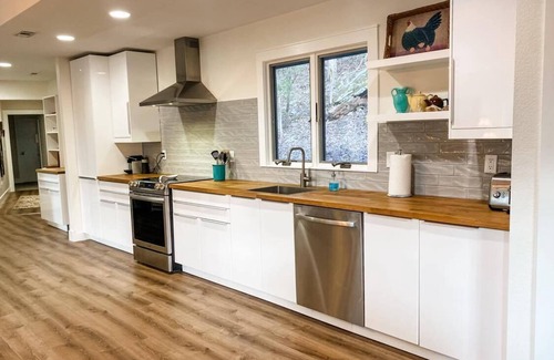 Rogers House | Secluded & Romantic Beaver Lake Cottage Retreat