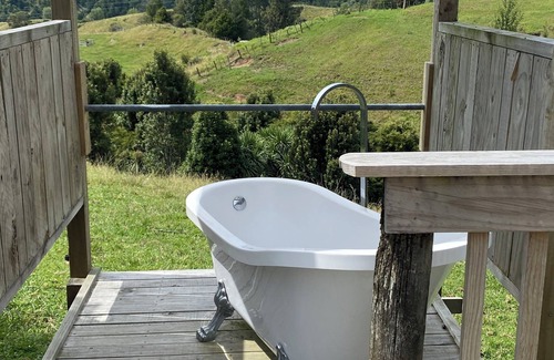 Nukuhou Cabin | Secluded Romantic Retreat – Stunning Views & Outdoor Bath