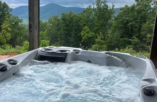 Del Rio Cabin | Secluded Smoky Mountains 3-bedroom home with hot tub, WiFi, AC