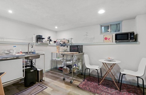 Manito House | Secluded South Hill Suite