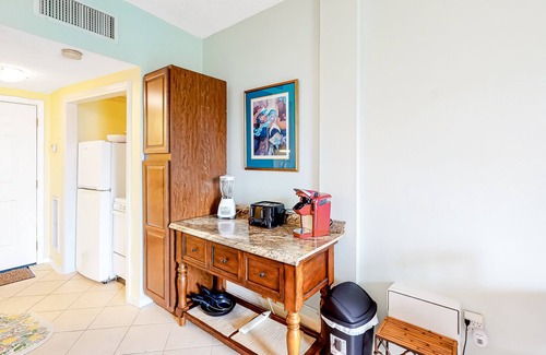 Fort Walton Beach Apartment | Second-floor studio with pool, high-speed WiFi, kitchenette & central AC