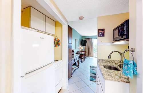 Fort Walton Beach Apartment | Second-floor studio with pool, high-speed WiFi, kitchenette & central AC