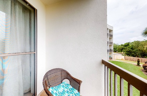 Fort Walton Beach Apartment | Second-floor studio with pool, high-speed WiFi, kitchenette & central AC
