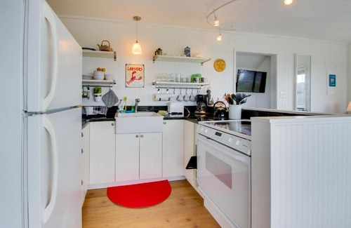 Rockaway Beach House | Second Tide - Oceanview Cottage