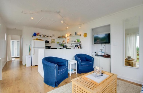Rockaway Beach House | Second Tide - Oceanview Cottage