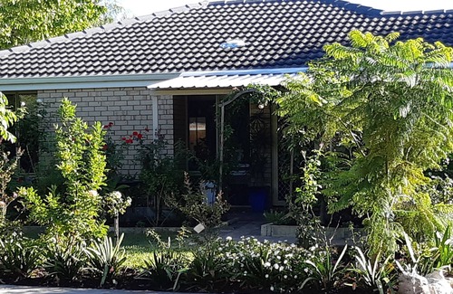 West Busselton House | Secret Garden Cottage! Hot outdoor bath with minutes to beach.