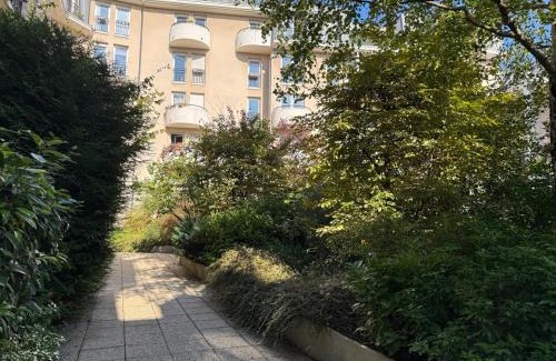 La Celle-sous-Gouzon Apartment | Secret Oasis in Bastille - Luxury & Serenity