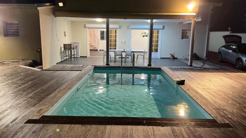 Sainte-Rose Villa | Secret River - Spacieuse villa de 4 chambres, 3 salle de bain, Piscine, spa avec plus de 400 ml de Rivière privée