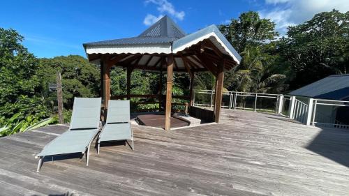 Sainte-Rose Villa | Secret River - Spacieuse villa de 4 chambres, 3 salle de bain, Piscine, spa avec plus de 400 ml de Rivière privée