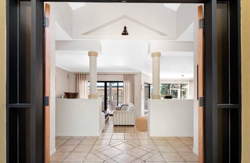 Mudjimba House | Secret 🤫 Tuscan style Oasis with Pool & Spa in moments from the Beach