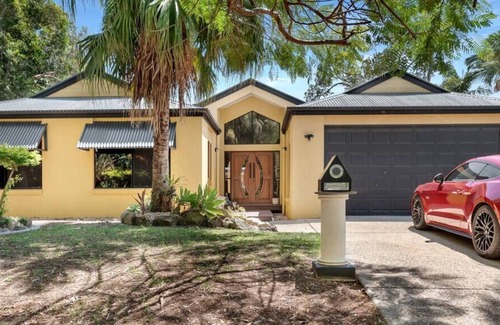Mudjimba House | Secret 🤫 Tuscan style Oasis with Pool & Spa in moments from the Beach