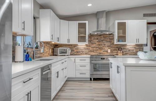 West Sedona House | Sedona Cliffside- Newly Remodeled with Up Close Red Rock Views, Private Hot, Sleeps 10! RV Parking!