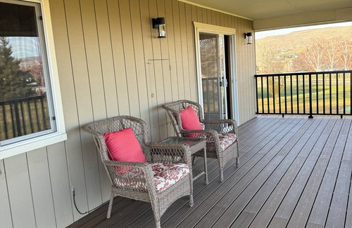 Selah House | Selah Country, elbow room, acreage, view!