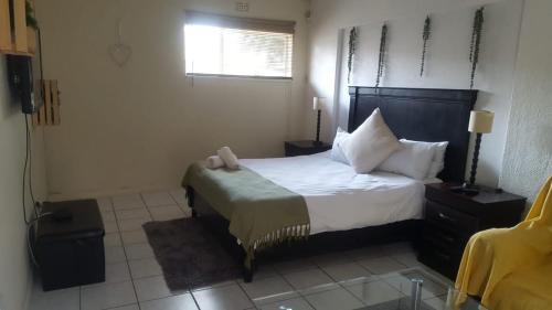 Greater Johannesburg Metropolitan Area Apartment | Self-catering 1Bedr cottage in Sandton with FREE WiFi