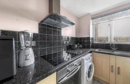 Ladywell Apartment | Self contained 1 bed flat next to transport for Canary Wharf and Excel