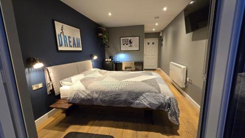 Barnstaple House | Self-contained and Peaceful en-suite with garden