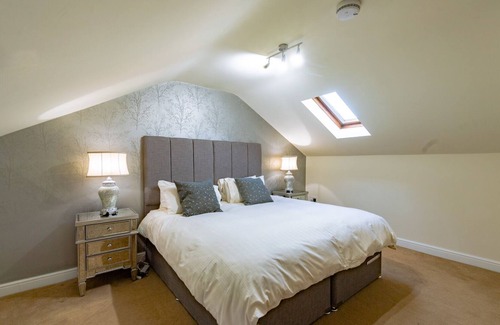 Wakefield Apartment | Self-Contained Apartments with Secure Parking, Sleeps 5