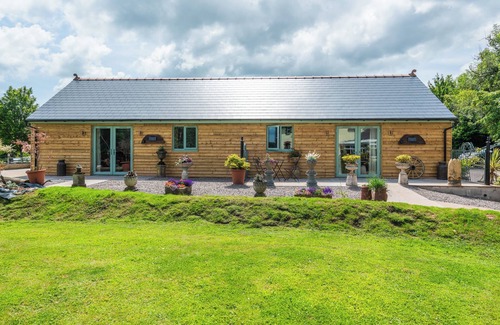 Cowbridge Cottage | Self-contained cosy one bedroom holiday barn