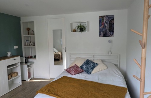 Conde-sur-Vesgre Bed & Breakfast | Self-contained room in the countryside